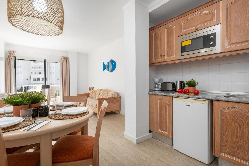 Kuchyň nebo kuchyňský kout v ubytování Apartamentos Playa Marina