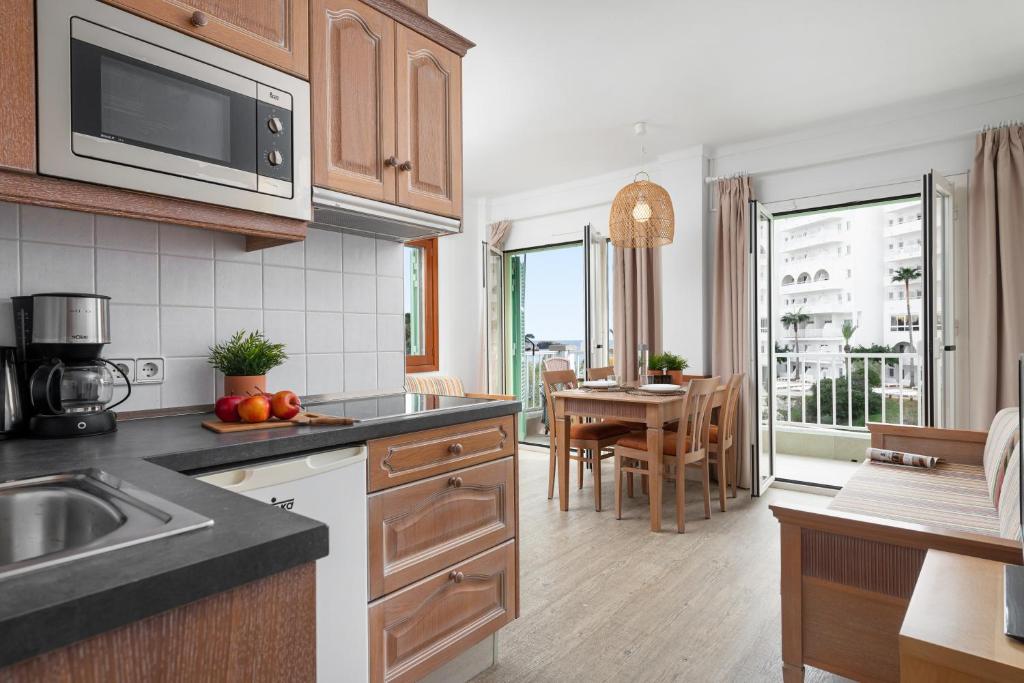 Kuchyň nebo kuchyňský kout v ubytování Apartamentos Playa Marina