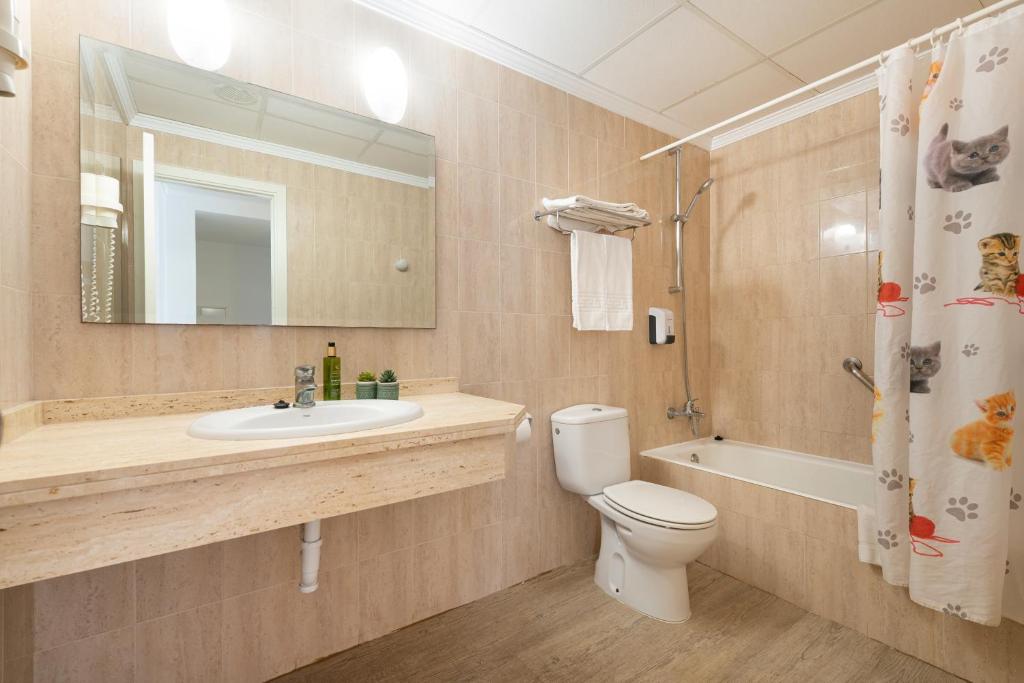Koupelna v ubytování Apartamentos Playa Marina