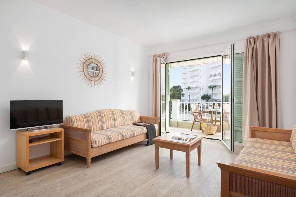 TV a/nebo společenská místnost v ubytování Apartamentos Playa Marina