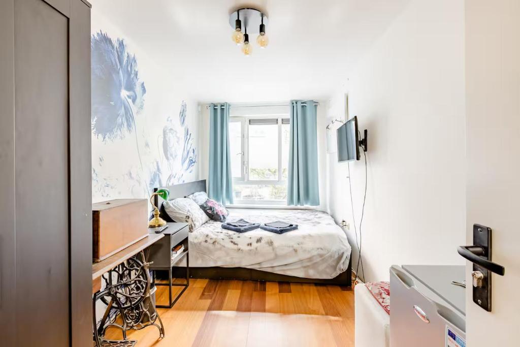 une petite chambre avec un lit et une fenêtre dans l'établissement SM Center located room on the canal, à Amsterdam