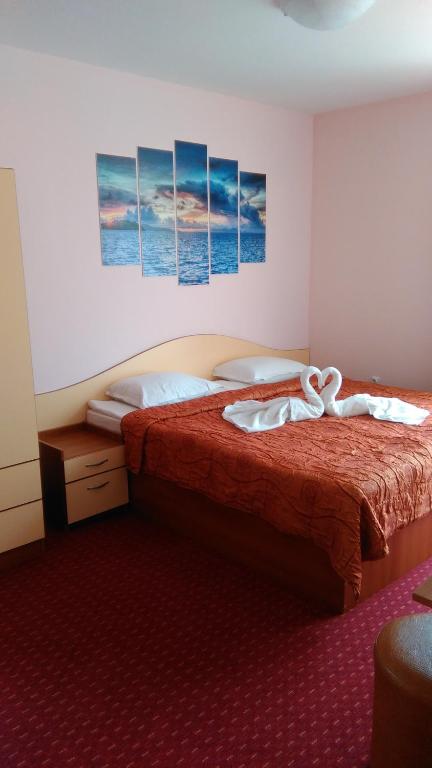 A bed or beds in a room at Guest House Aristokrat