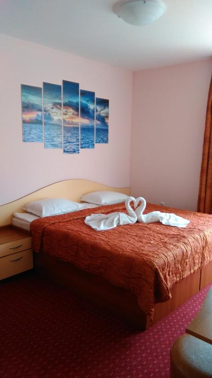 A bed or beds in a room at Guest House Aristokrat