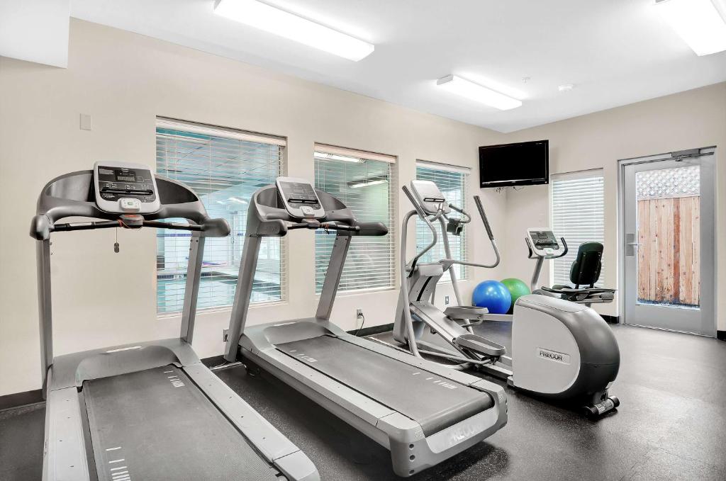 Fitness centrum a/nebo fitness zařízení v ubytování Executive Residency by Best Western Navigator Inn & Suites