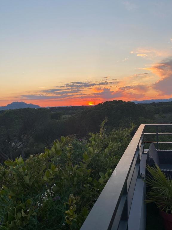 - un coucher de soleil depuis le balcon d'une maison dans l'établissement Appartement toit terrasse, piscine, plages à 10min et parking, à Fréjus