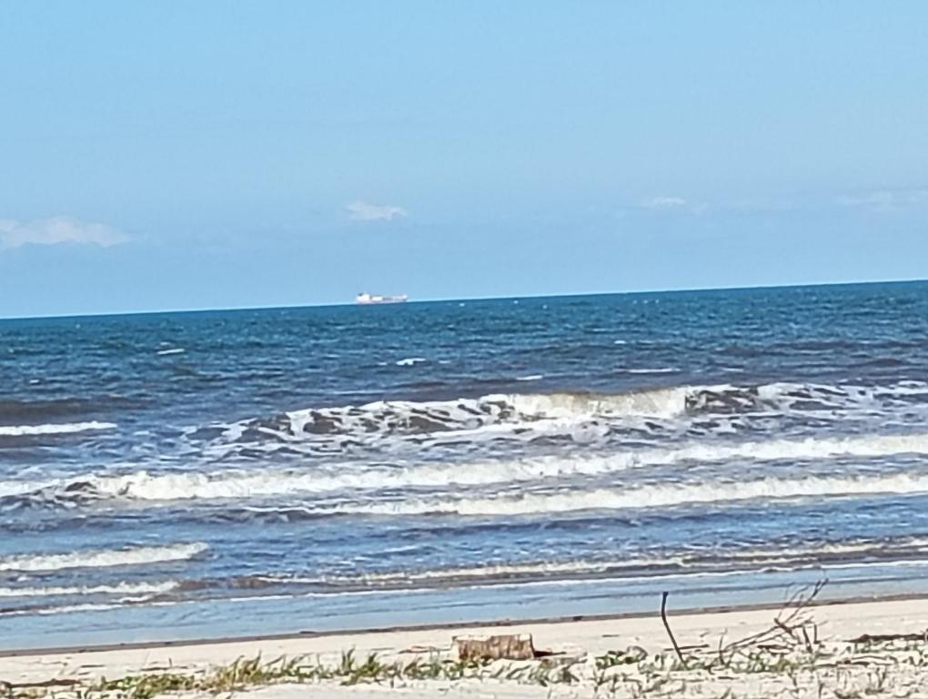 una spiaggia con alcune onde nell'oceano di Suítes a beira Mar a Canavieiras