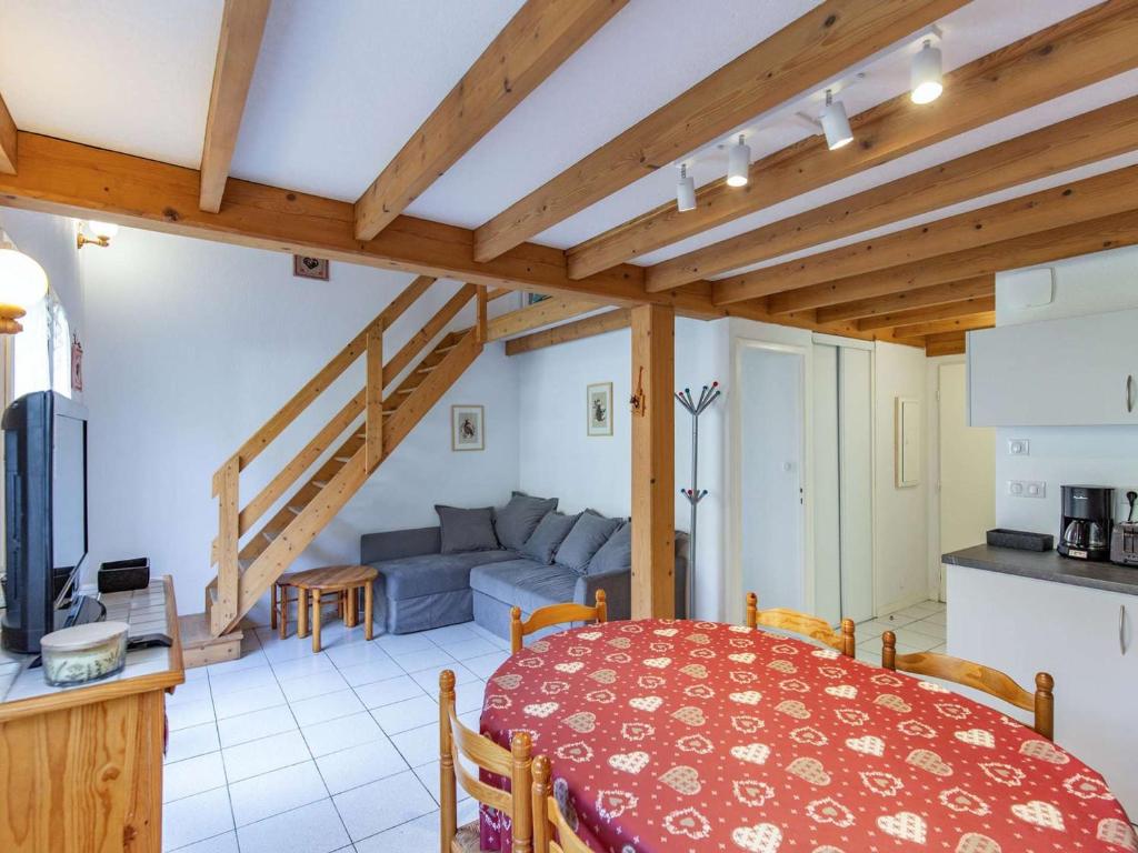 un soggiorno con un divano e un tavolo di Chalet 3 chambres avec terrasse à Cauterets pour 6 personnes - FR-1-401-21 a Cauterets
