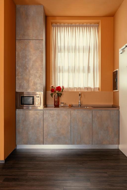 a kitchen with a sink and a microwave at Bob W Ticinese in Milan