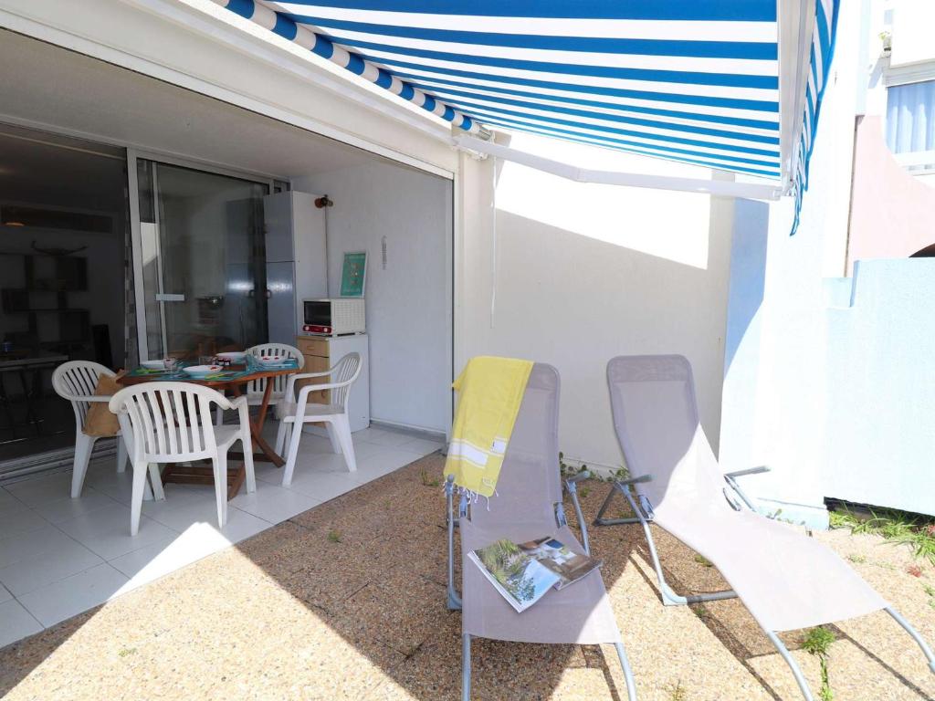 Photo de la galerie de l'établissement Appartement 2 pièces cabine rénové, RDC, terrasse 25m², piscines, à 400m de la plage, tout confort - FR-1-307-125, au Grau-du-Roi