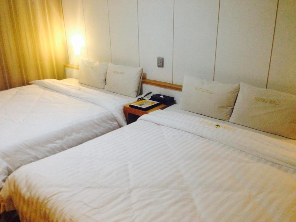 2 Betten nebeneinander in einem Zimmer in der Unterkunft Bali Tourist Hotel in Seoul