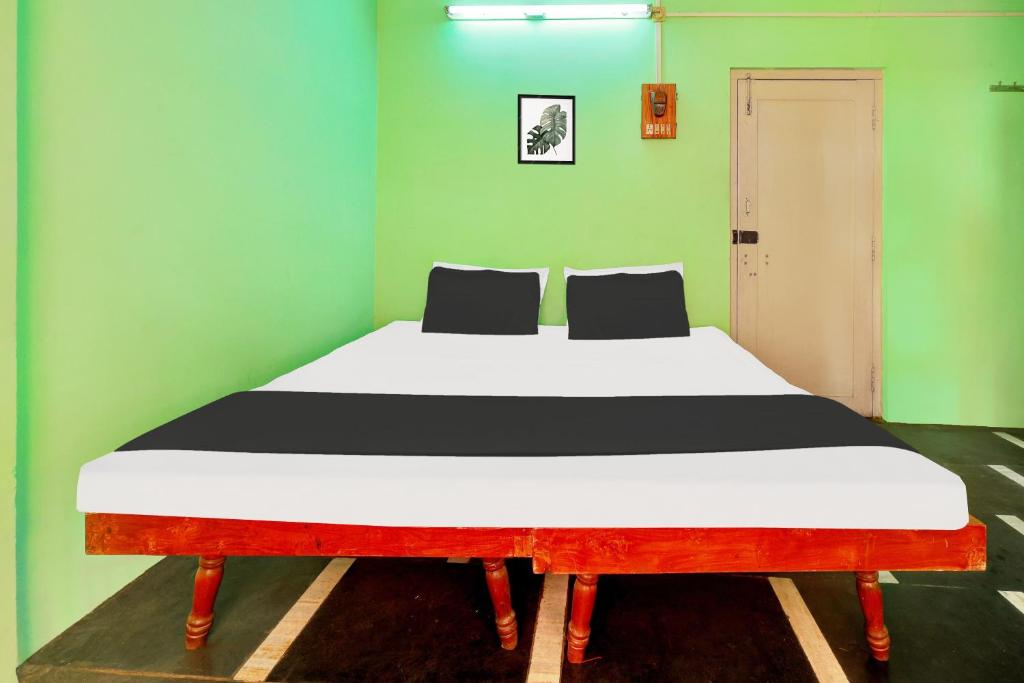 Postel nebo postele na pokoji v ubytování Hotel O RK HOTEL