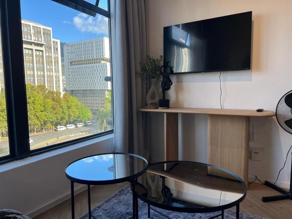 TV a/nebo společenská místnost v ubytování Stylish Studio with City Views & Pool at Zeeland Pier