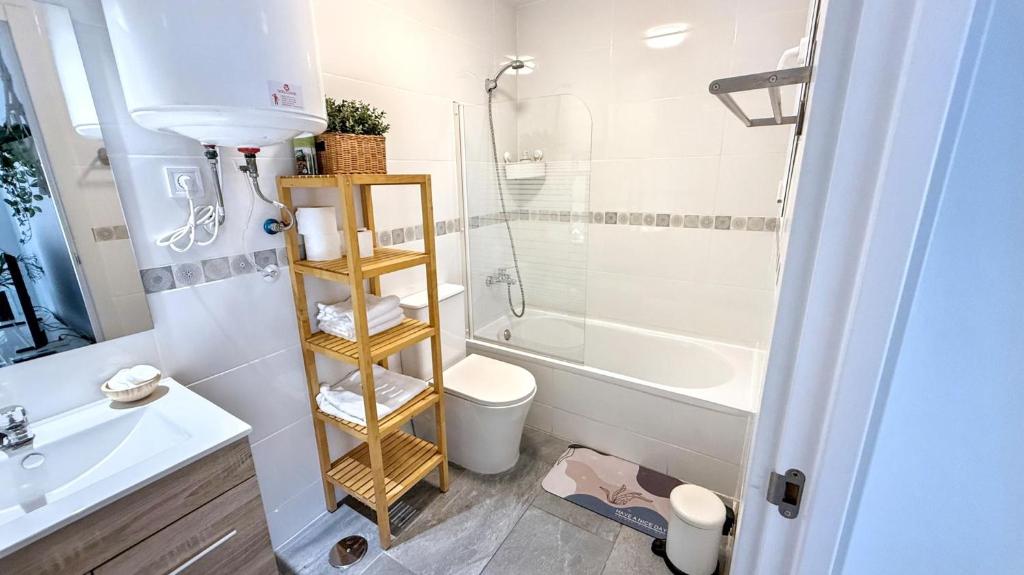 Un baño con ducha, inodoro y lavabo. en Como en casa, en Parla