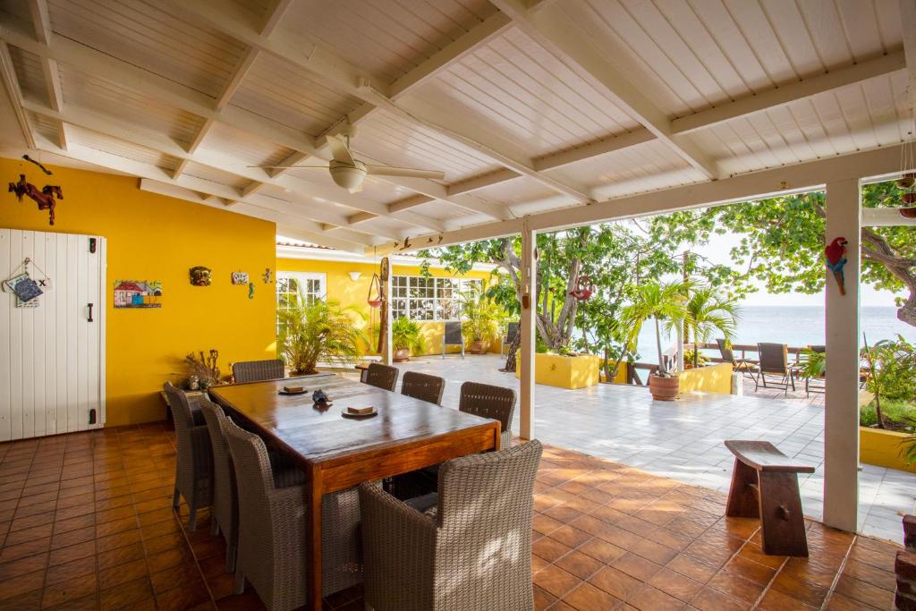 Restaurace v ubytování Villa Seaside Boca Sami