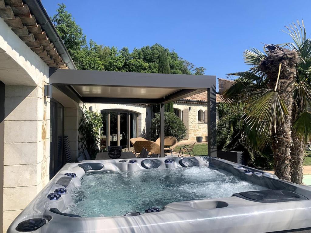Photo de la galerie de l'établissement Stone villa in Drôme with pool, Jacuzzi, à Montmeyran