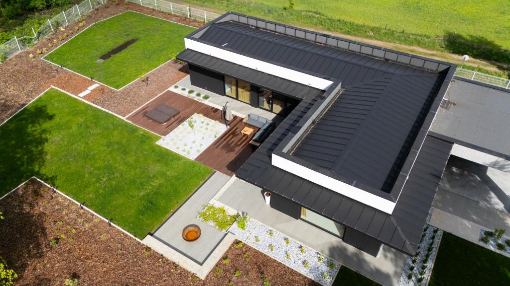 an overhead view of a house with a black roof at Ostatni dom po lewej in Białe Błoto
