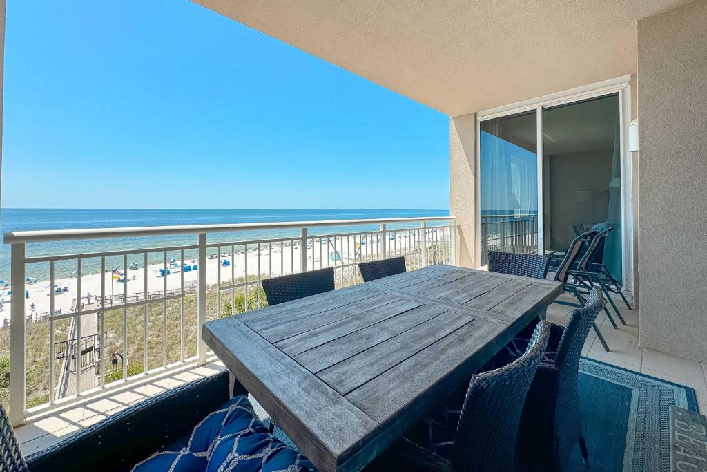 un tavolo su un balcone con vista sulla spiaggia di Indigo Unit 503W a Pensacola