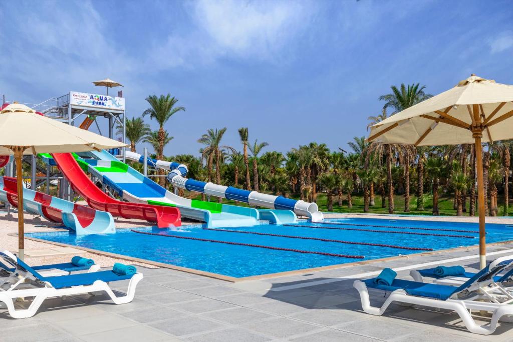 Bazén v ubytování Xperience Kiroseiz AquaPark Premier-Naama Bay nebo v jeho okolí