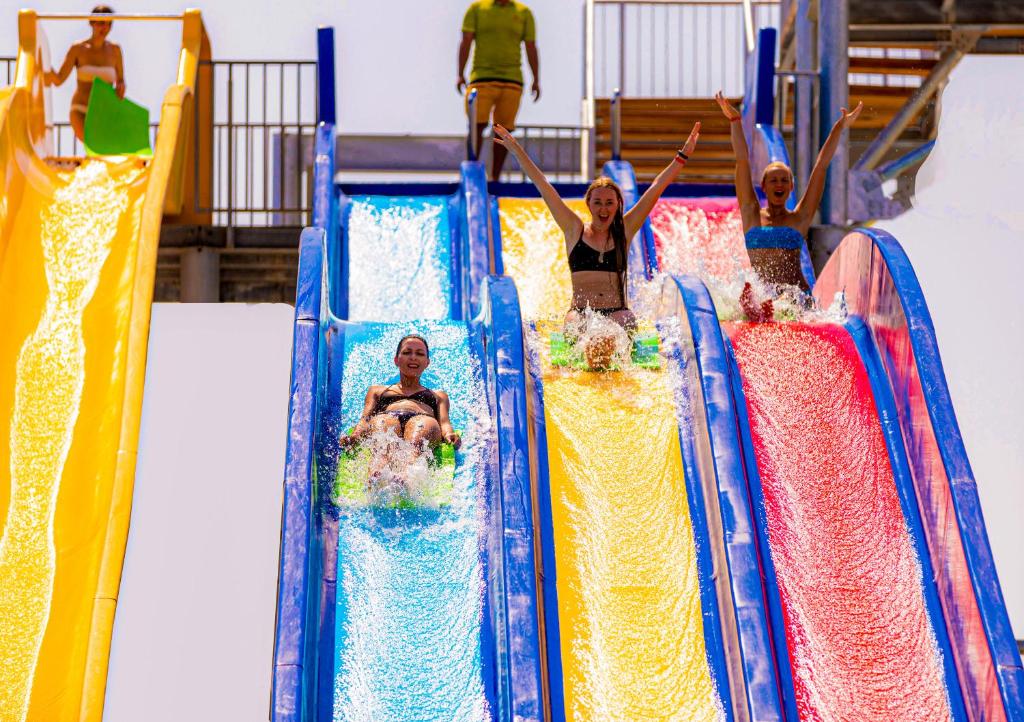 Bazén v ubytování Xperience Kiroseiz AquaPark Premier-Naama Bay nebo v jeho okolí