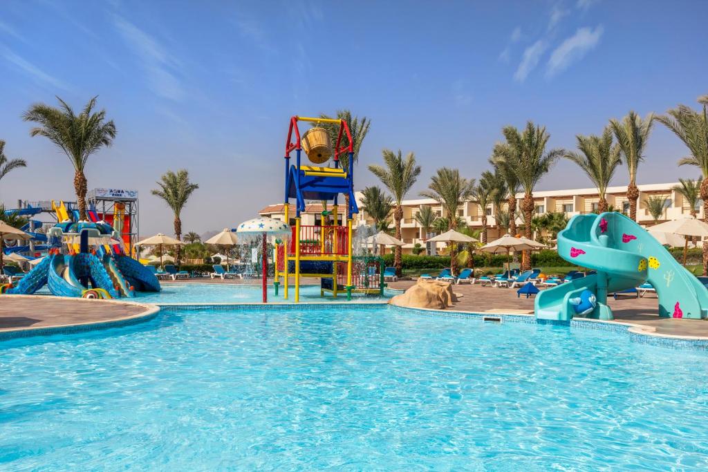 Bazén v ubytování Xperience Kiroseiz AquaPark Premier-Naama Bay nebo v jeho okolí