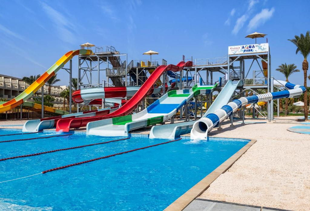 Bazén v ubytování Xperience Kiroseiz AquaPark Premier-Naama Bay nebo v jeho okolí