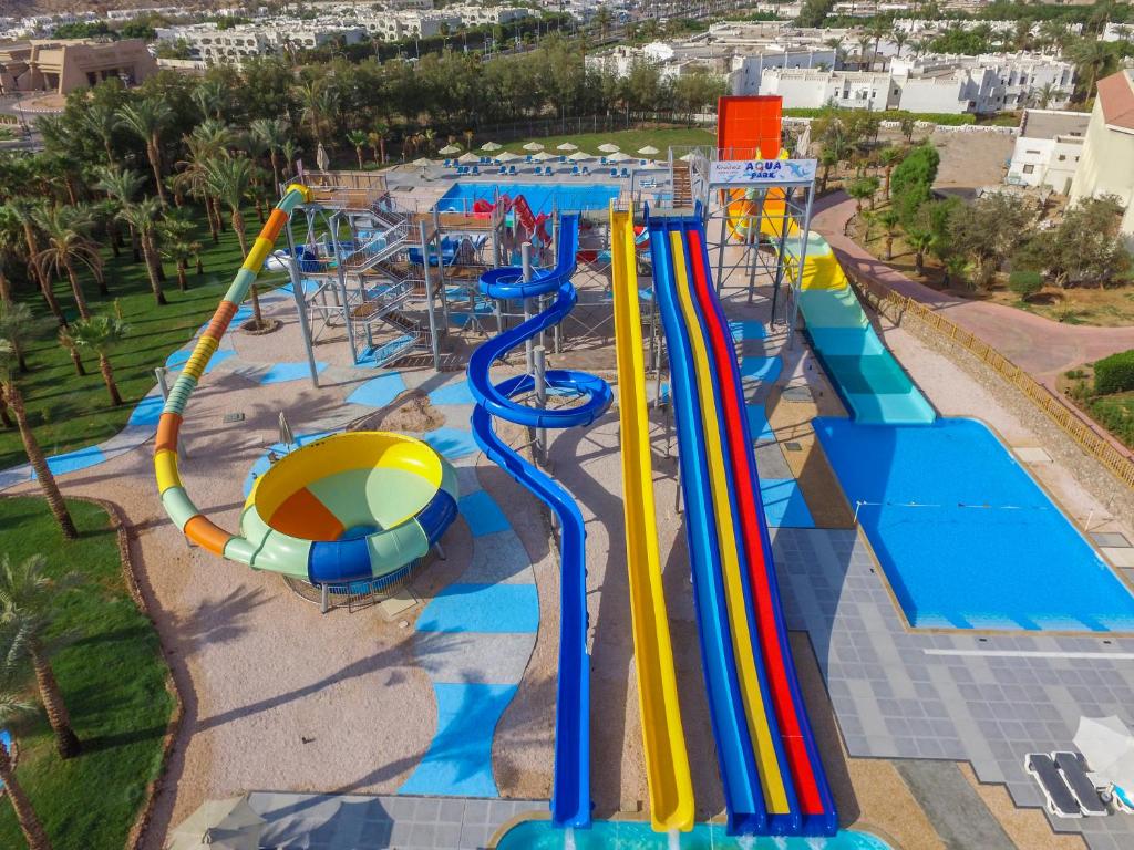 Bazén v ubytování Xperience Kiroseiz AquaPark Premier-Naama Bay nebo v jeho okolí