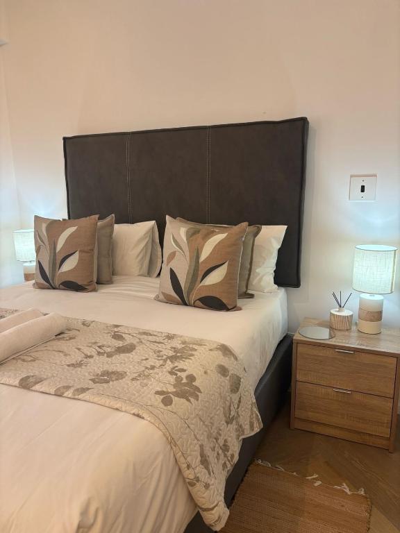 ケープタウンにあるCity Centre Studio with Pool at Zeeland Pier - 902のベッドルーム1室(大型ベッド1台、黒いヘッドボード付)