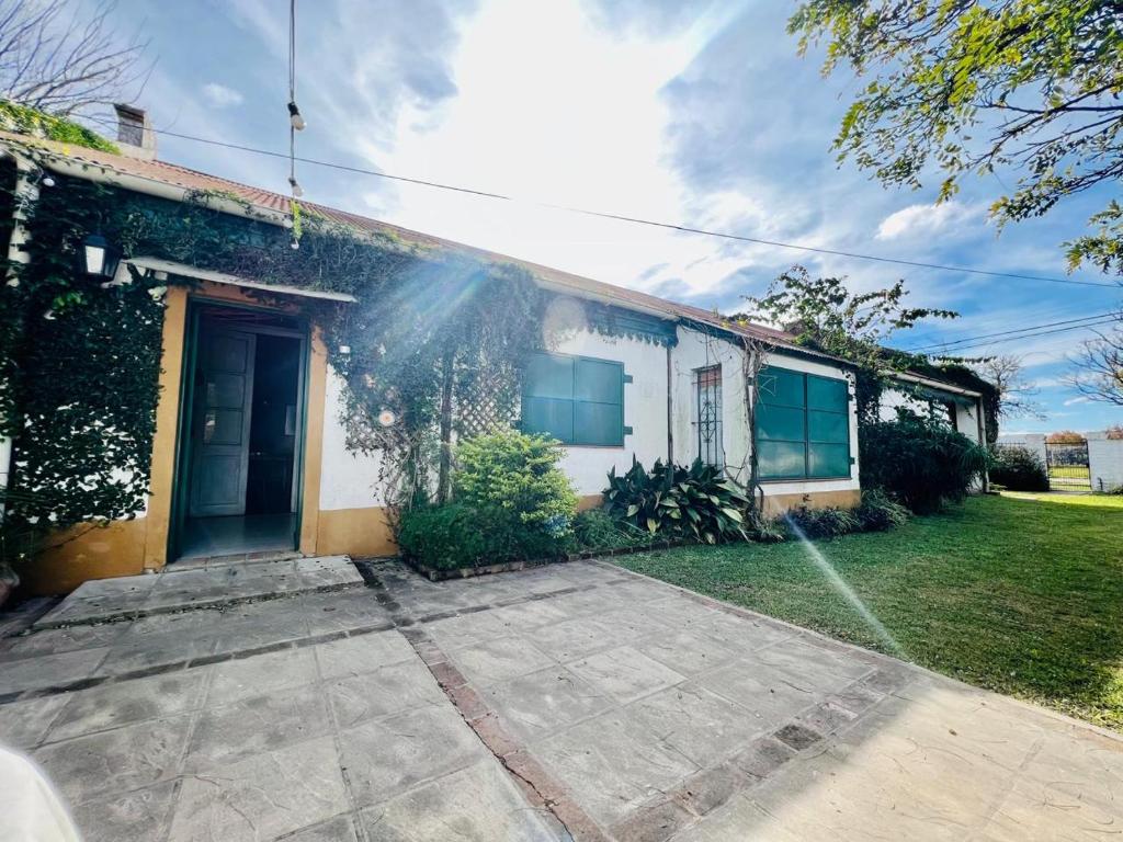 ein Haus mit einem Schlauch vor einem Hof in der Unterkunft Casa Quinta Villa Anita in San Pedro