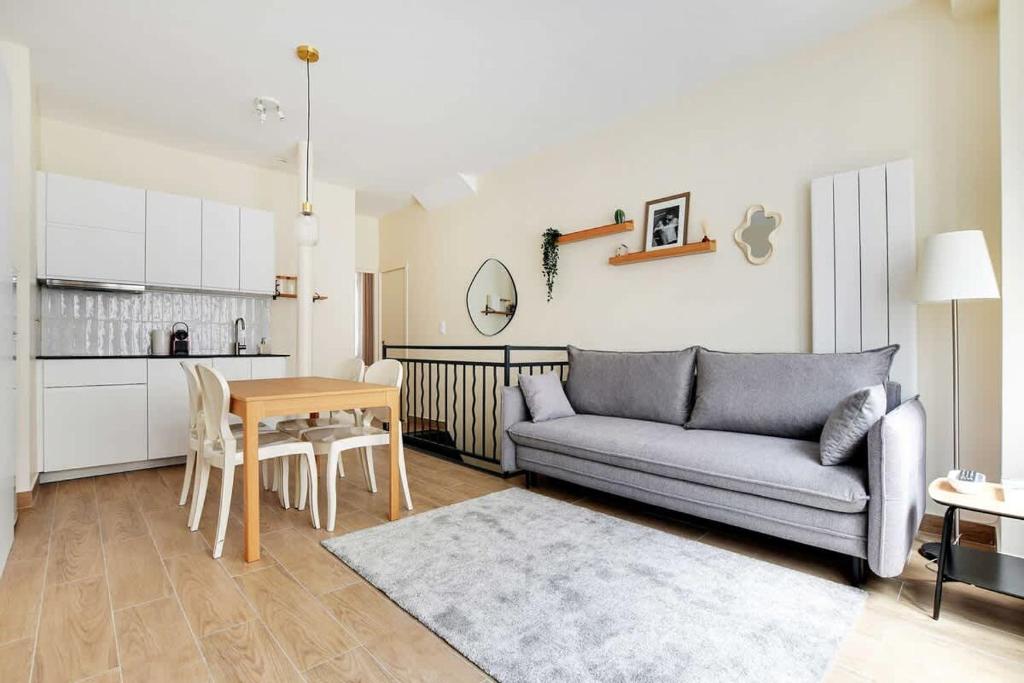 un salon avec un canapé et une table dans l'établissement Cozy Apartment 2BR 6P - Boulets Nation, à Paris
