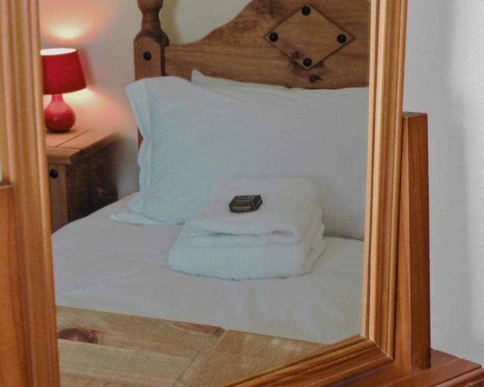 Postel nebo postele na pokoji v ubytování Honeysuckle Cottage
