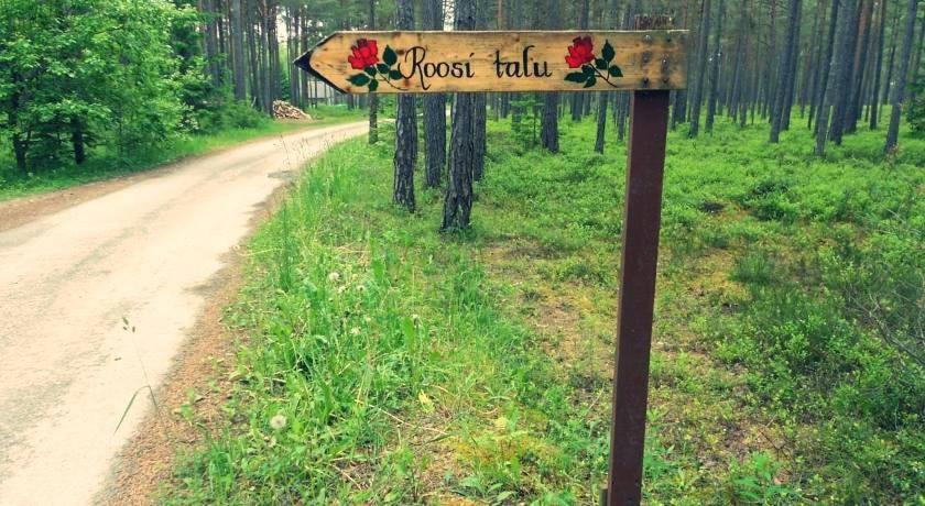 a sign on the side of a dirt road at Roosi Camping Houses in Rannaküla