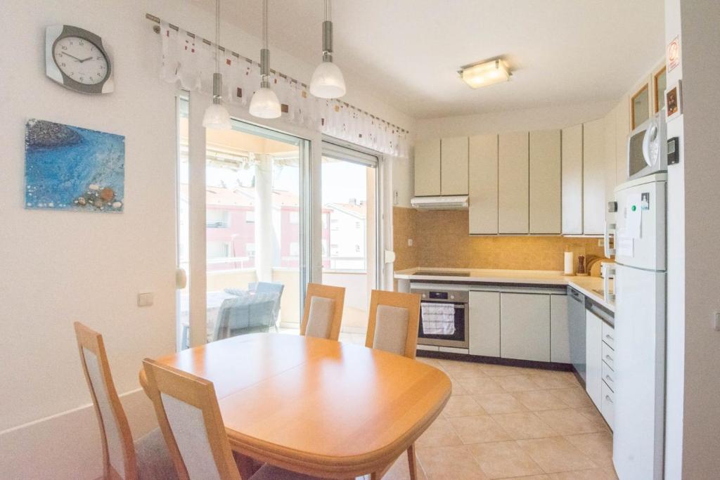 Kuchyňa alebo kuchynka v ubytovaní Spacious apartment on a great location -Apartment Kuhta
