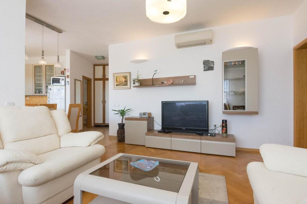 Televízia a/alebo spoločenská miestnosť v ubytovaní Spacious apartment on a great location -Apartment Kuhta