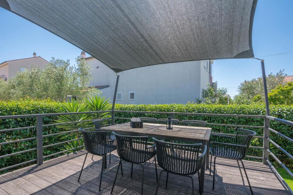 Balkón alebo terasa v ubytovaní Apartment Nia - dream vacation in Biograd
