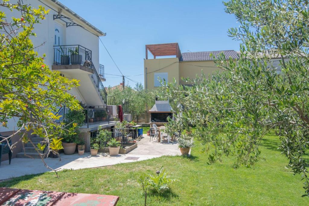 Vonkajšia záhrada v ubytovaní Apartment Nia - dream vacation in Biograd