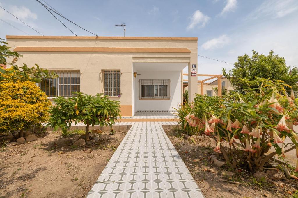 ein Haus mit einem Gehweg davor in der Unterkunft Casa Teresa Deltebre in Deltebre