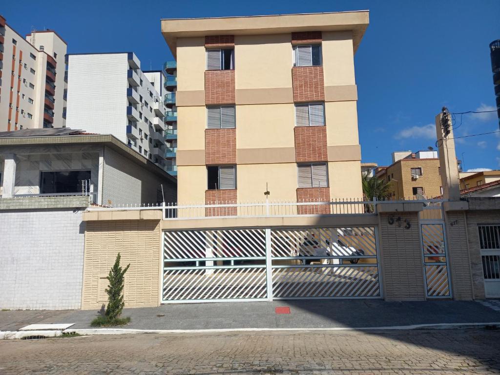 un edificio con una puerta delante en Apartamento Praia Grande Guilhermina Vaga Garagem, en Praia Grande