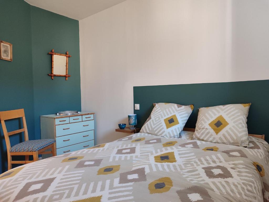 une chambre avec un lit et une commode dans l'établissement Sur la Draille, au Vigan