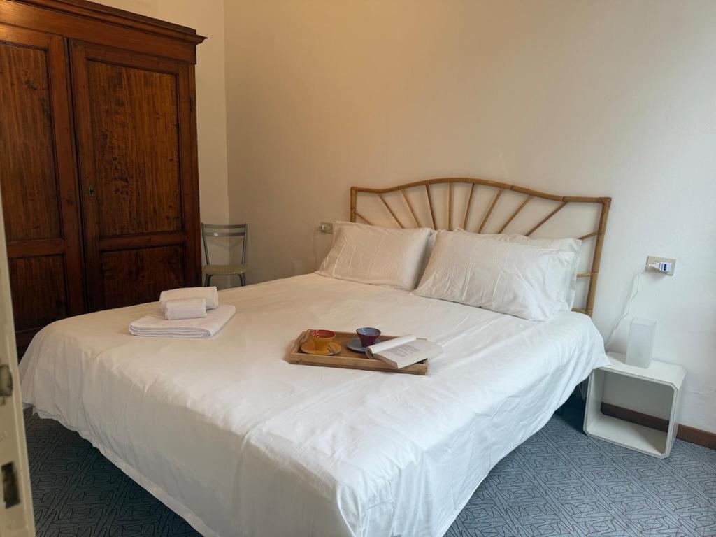 une chambre avec un lit avec un plateau de nourriture dessus dans l'établissement 50mt from sea Villetta White 2 bedr outdoor, à Marina di Pietrasanta