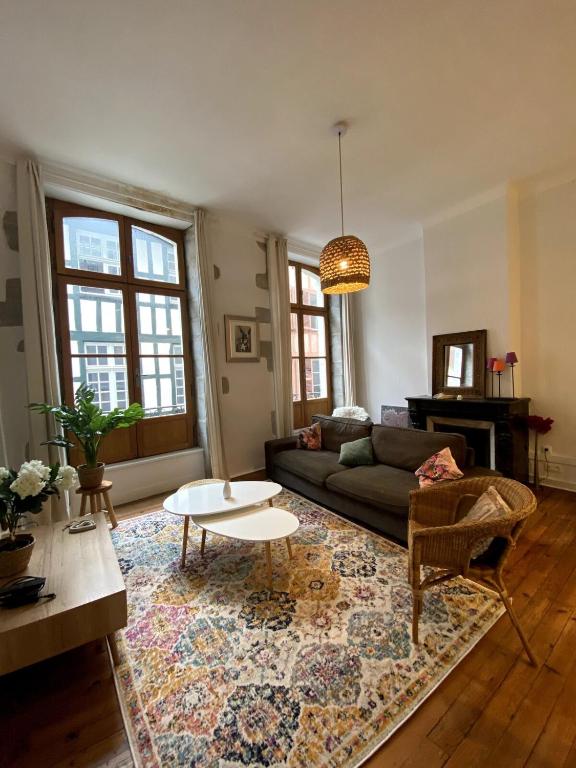un salon avec un canapé et une table dans l'établissement Baiona Appart lumineux, à Bayonne