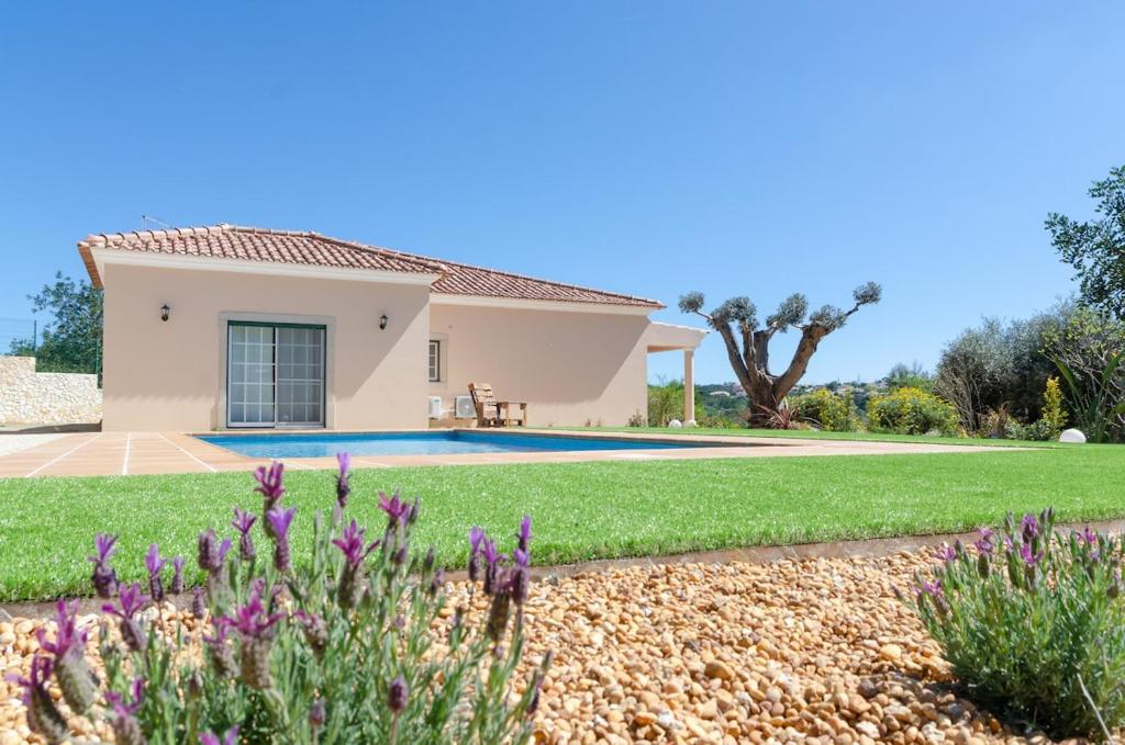 a villa with a garden and a swimming pool at Casa dos Almargens - Moradia 3 quartos com piscina in São Brás de Alportel