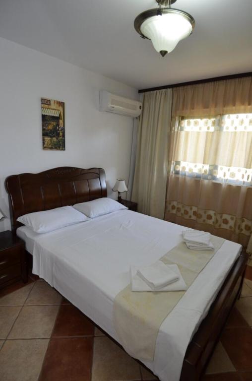 a bedroom with a large white bed with a window at Martiniuc Smart House 2 in Costinesti