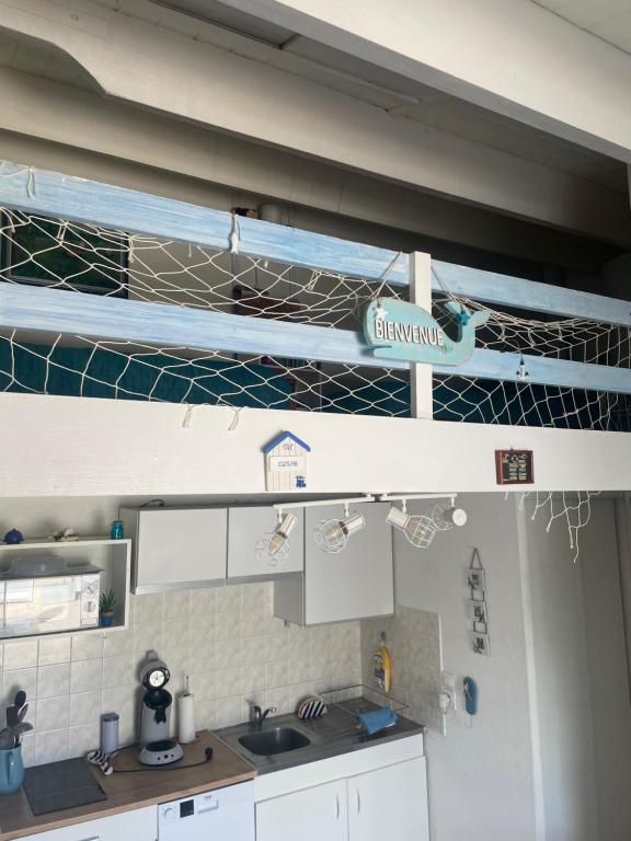 Kuchyňa alebo kuchynka v ubytovaní maison climatisée à 500m de la plage dans résidence