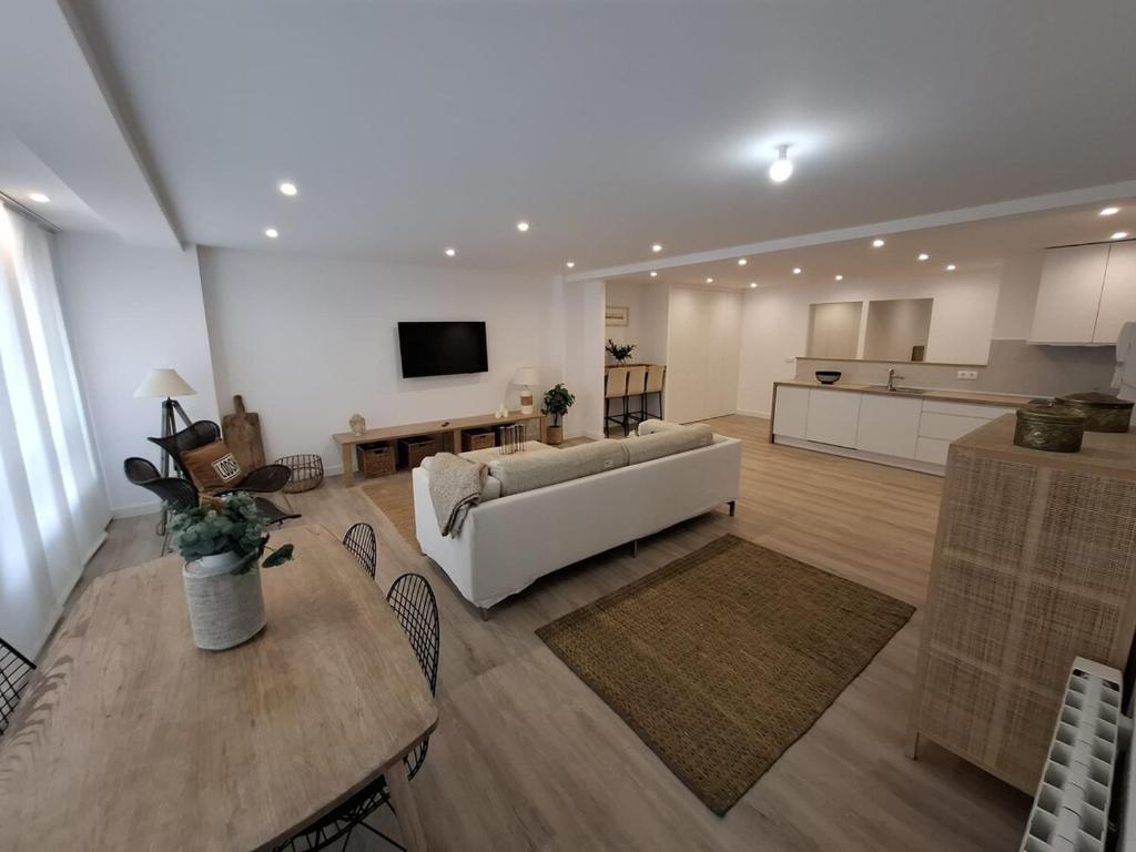 a living room with a couch and a table at Apto Espectacular Plaza España in Ferrol