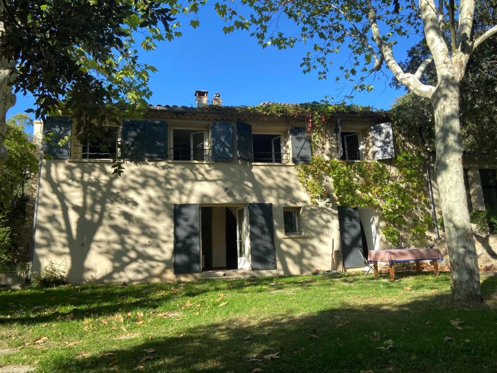 une maison avec un arbre devant dans l'établissement CABASSOLs, à Vauvenargues