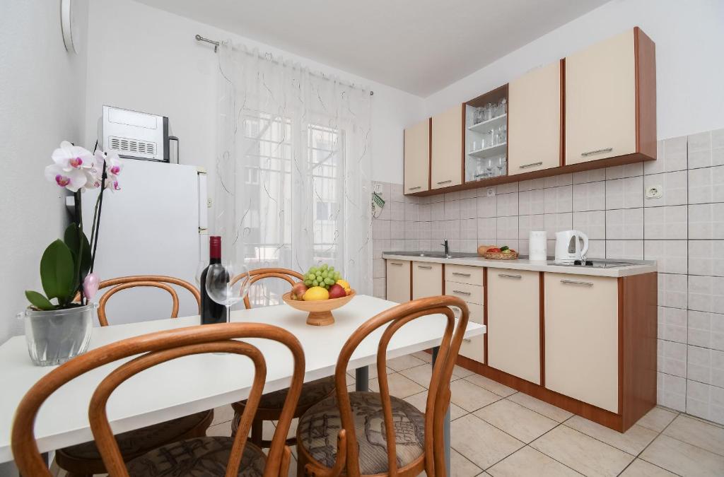 Kuchyň nebo kuchyňský kout v ubytování Apartments JoviZe
