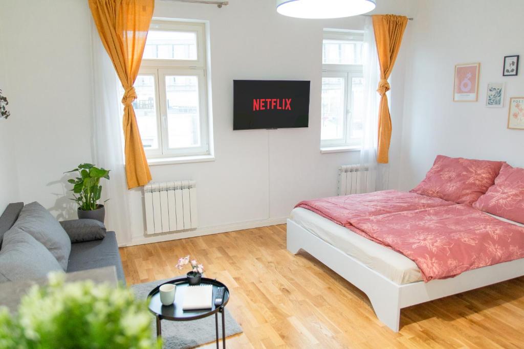 Postel nebo postele na pokoji v ubytování Cozy Retreat by Wenceslas Square