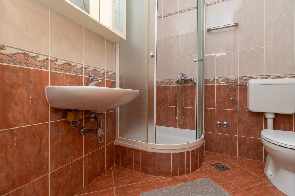 Koupelna v ubytování Apartments JoviZe