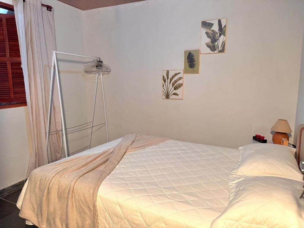 a bedroom with a bed in a room at Refúgio em Lumiar com Piscina, Churrasqueira e Natureza ao Redor in Nova Friburgo