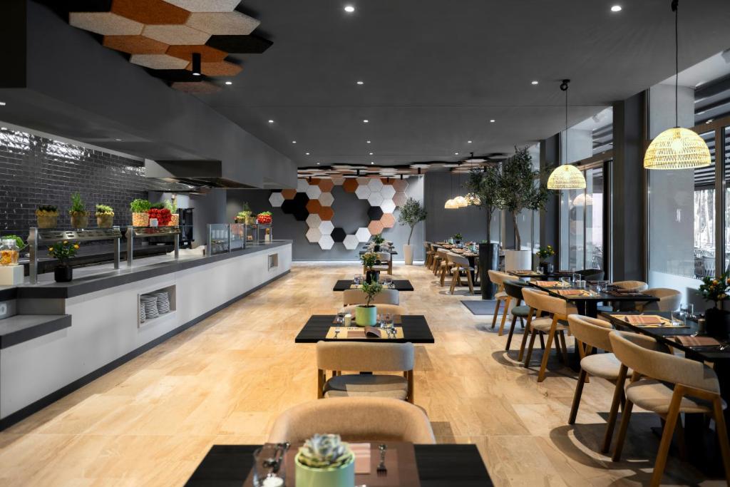 Ein Restaurant oder anderes Speiselokal in der Unterkunft Remisens Hotel LUCIJA 